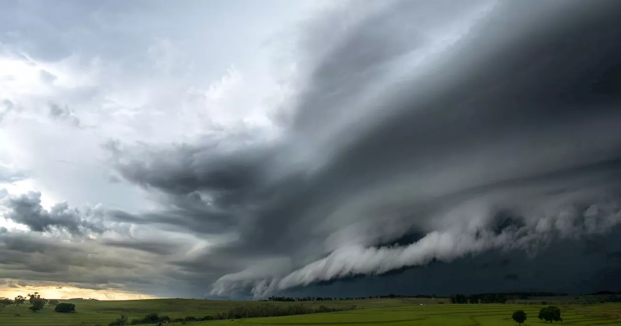 Grêle, éclairs, pluies torrentielles: les images impressionnantes des orages dans le Sud-Ouest