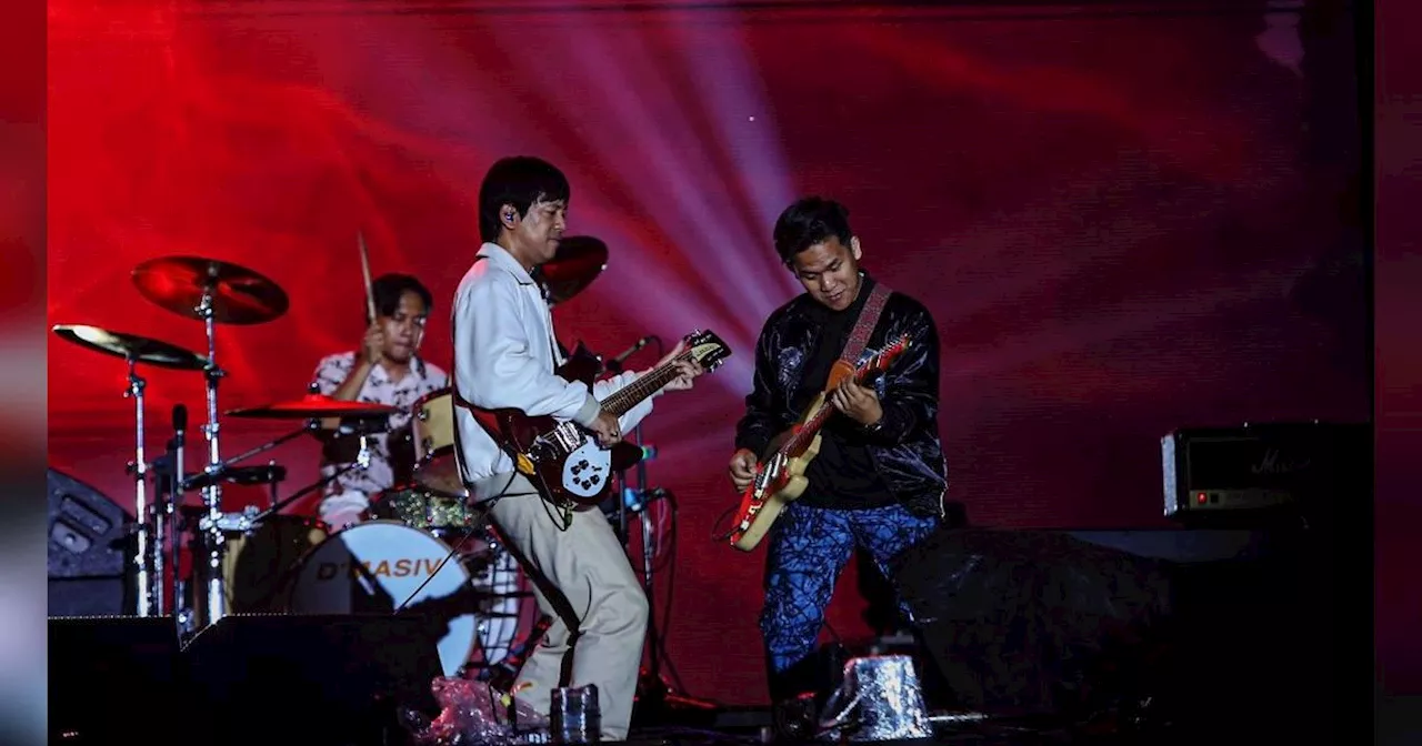 FOTO: Aksi Band D'masiv Membius Penonton di Titik Kumpul Festival 2024