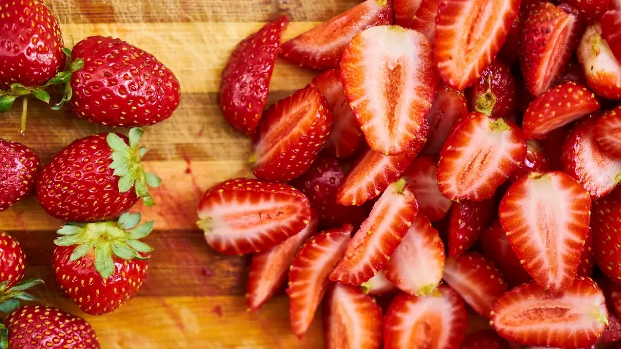 Efectos en la salud al comer fresas a diario, expertos lo explican