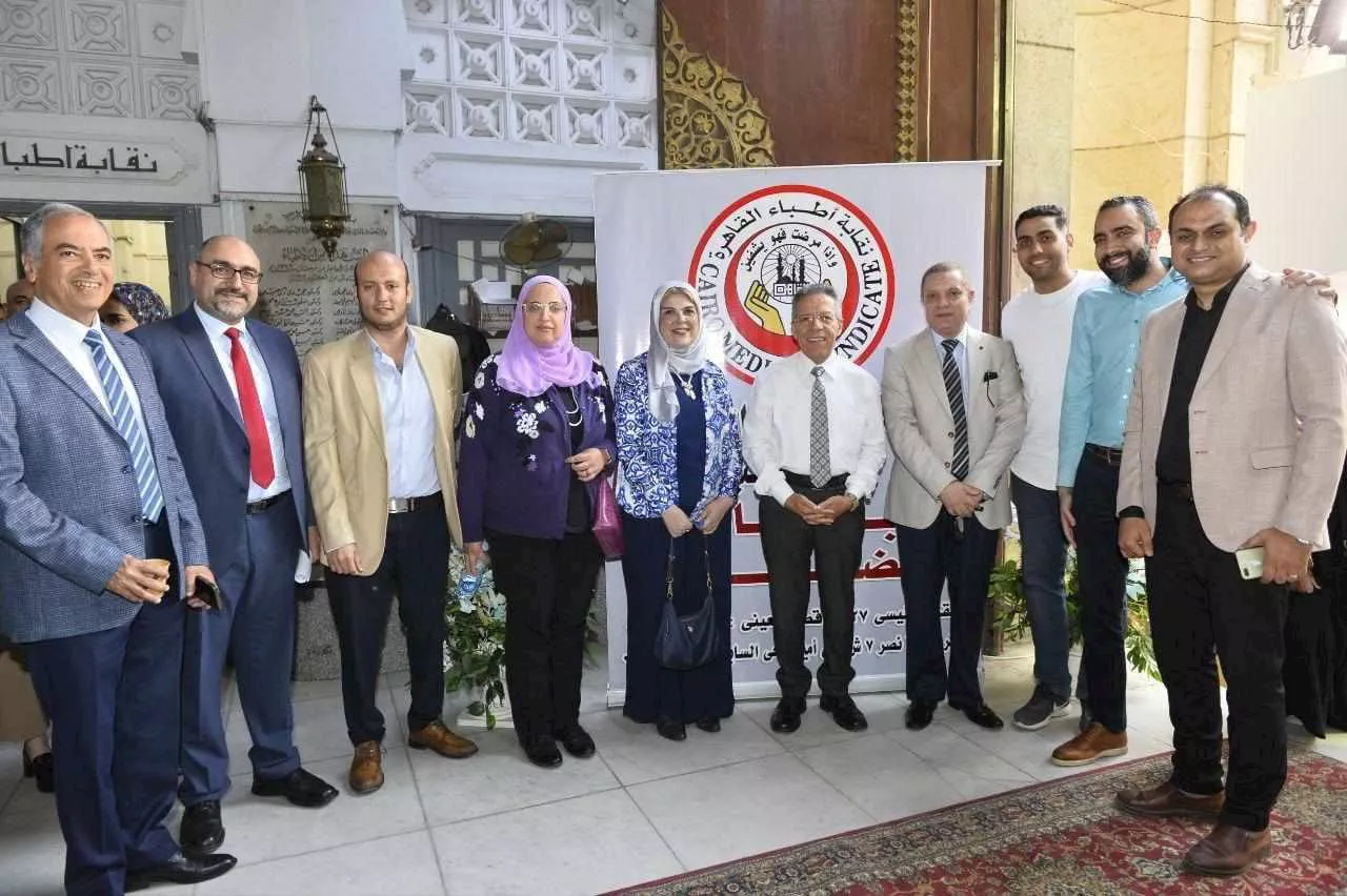 نقيب الأطباء: مصر الدولة الوحيدة في المنطقة التي لا تتعامل بقانون المسئولية الطبية