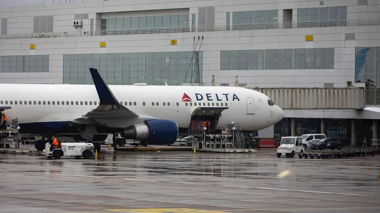 Boeing 767 verliert beim Start Rettungsrutsche und muss notlanden