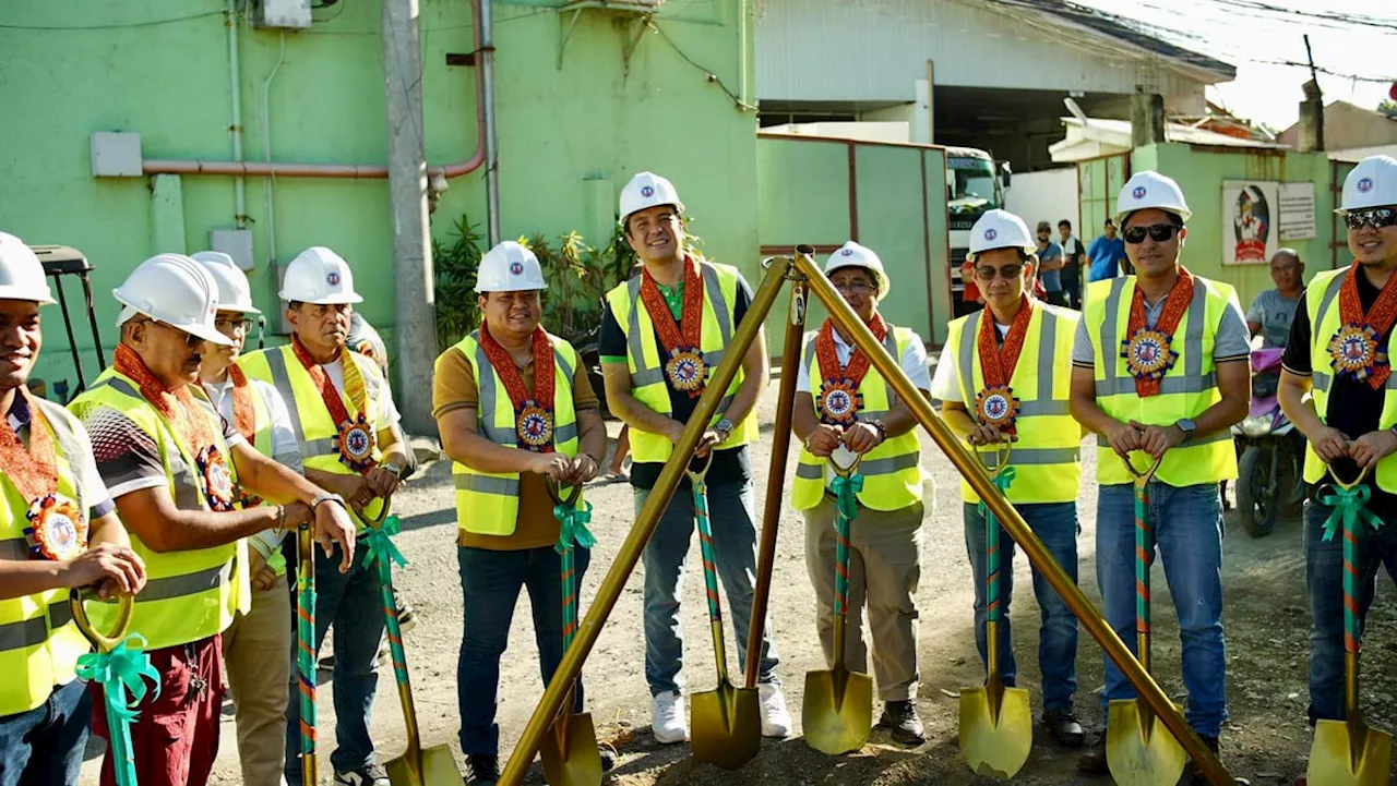 Edu Rama leads groundbreaking of road concreting in White Road, Barangay Inayawan