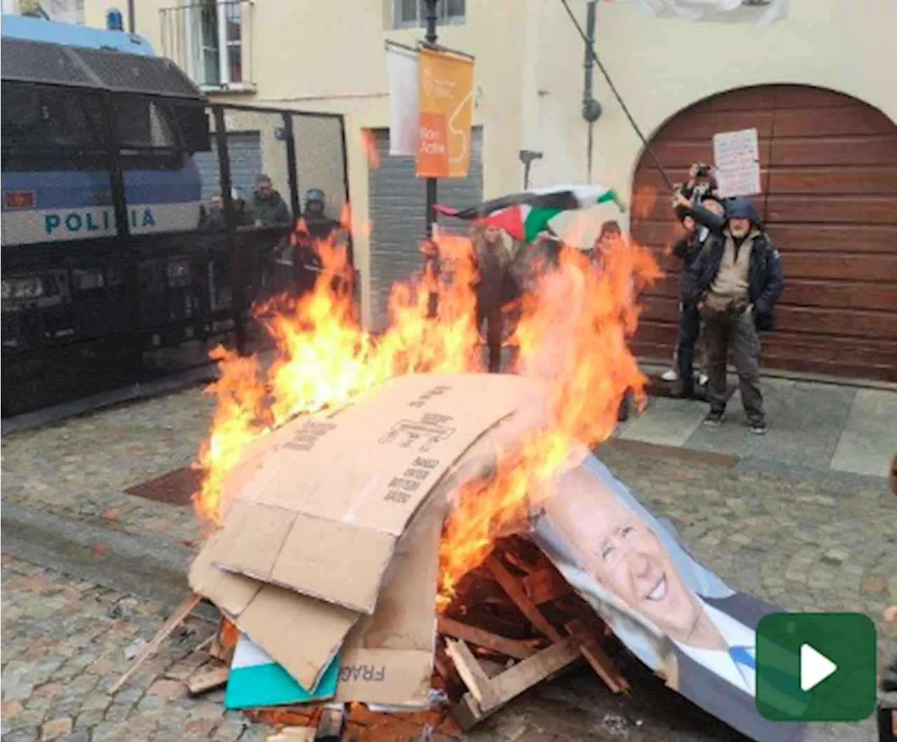 Torino: corteo contro il G7 per il clima, bruciate le foto dei capi di governo