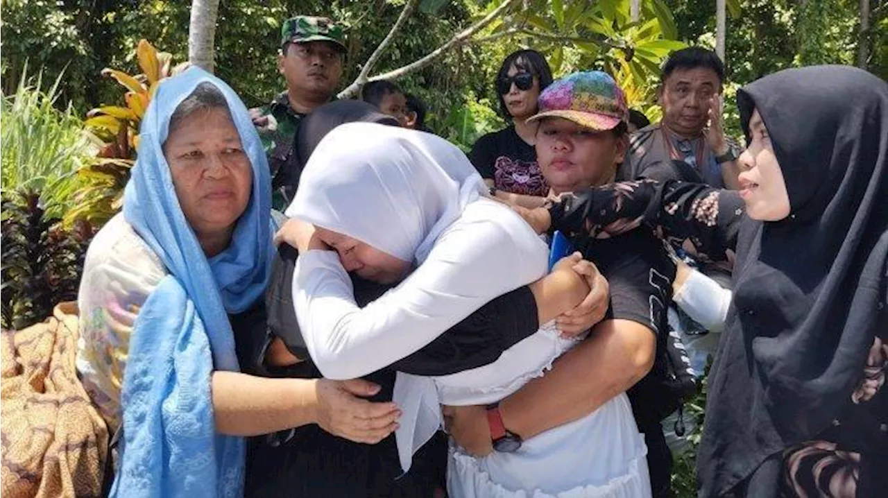 Istri Brigadir RAT Menangis Histeris dan Terjatuh Saat Jenazah Suami Dimakamkan