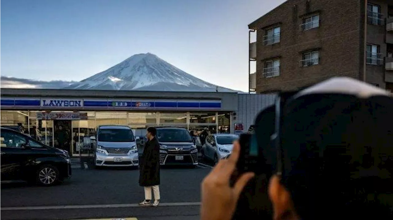 Kesal dengan Perilaku Buruk Turis Asing, Jepang Pasang Penghalang di Spot Foto Berlatar Gunung Fuji