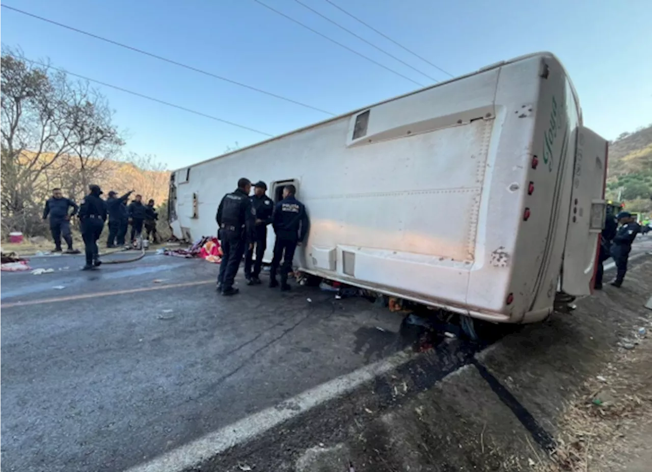 Tras perder el control, autobús se vuelca en Estado de México; resultan 14 muertos