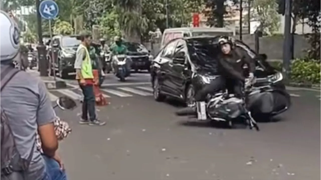 Video Pengendara Honda ADV Terjatuh Akibat Potong Jalan Sembarangan