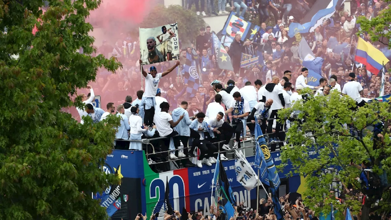 Dumfries sneert op kampioensfeest met opvallend spandoek naar Theo Hernández