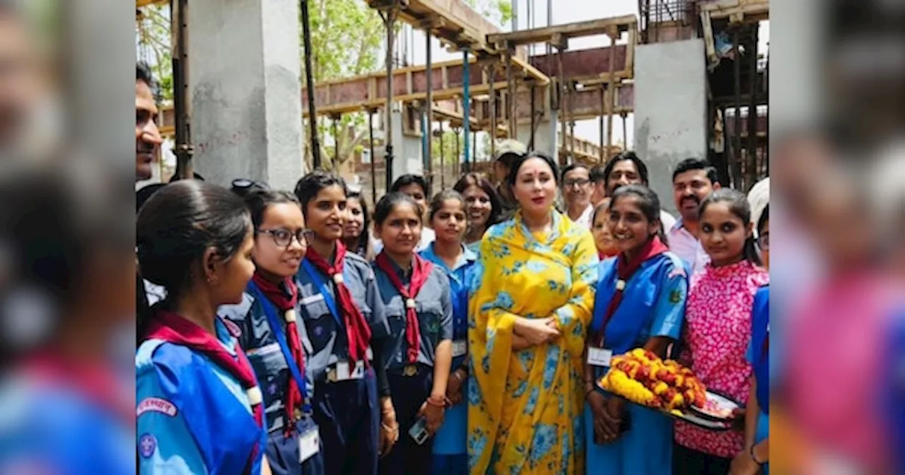 जयपुर में सरस्वती बालिका उच्च माध्यमिक विद्या मंदिर के स्वर्ण जयंती पर छात्राओं को उप- मुख्यमंत्री दिया कुमारी ने किया सम्मानित