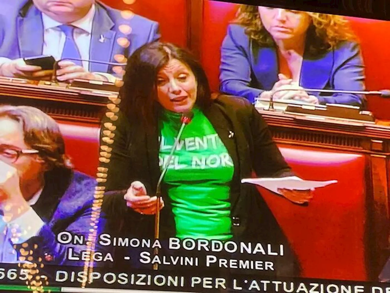 Autonomia: Bordonali mostra maglietta verde, bagarre in Aula