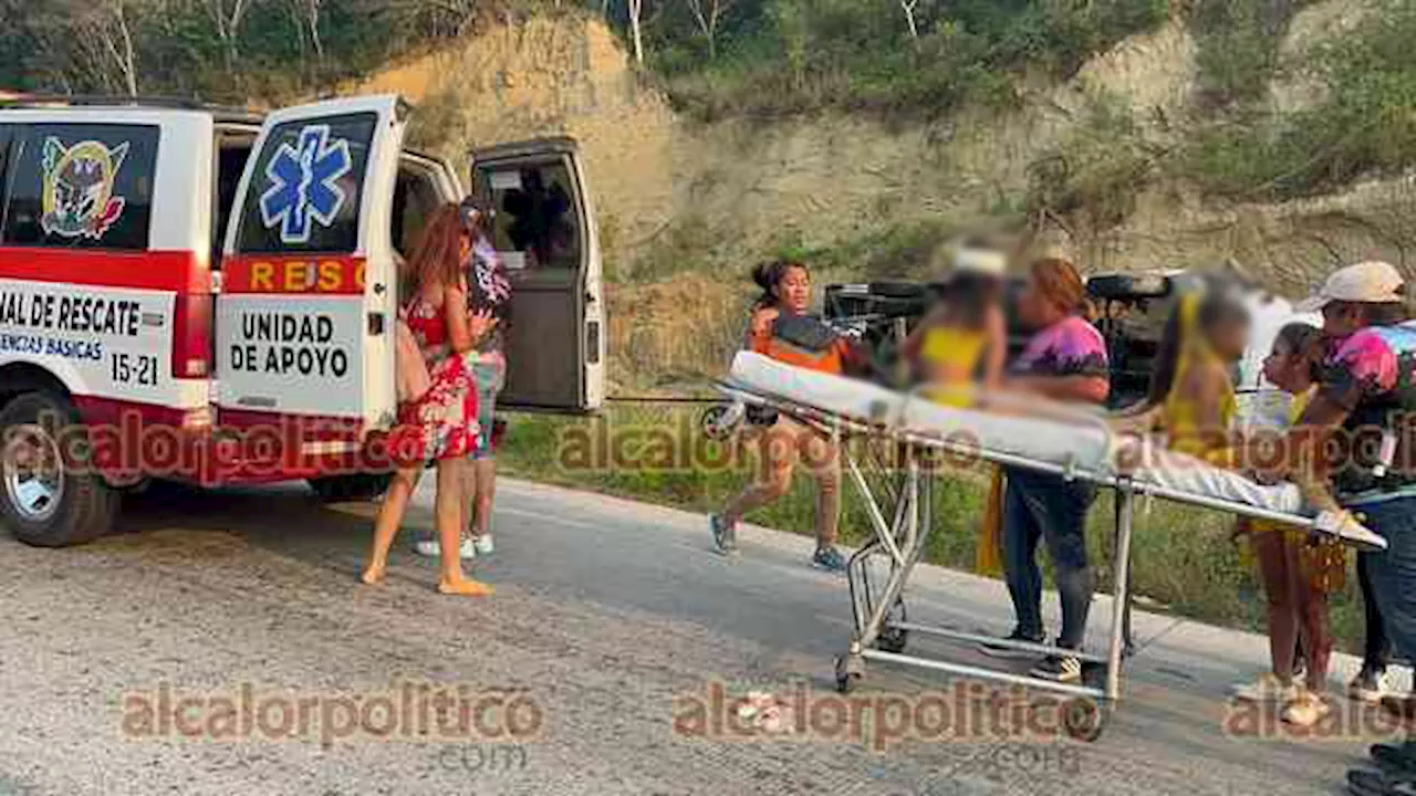 2 muertas y 52 heridos al volcar autobús, en Papantla