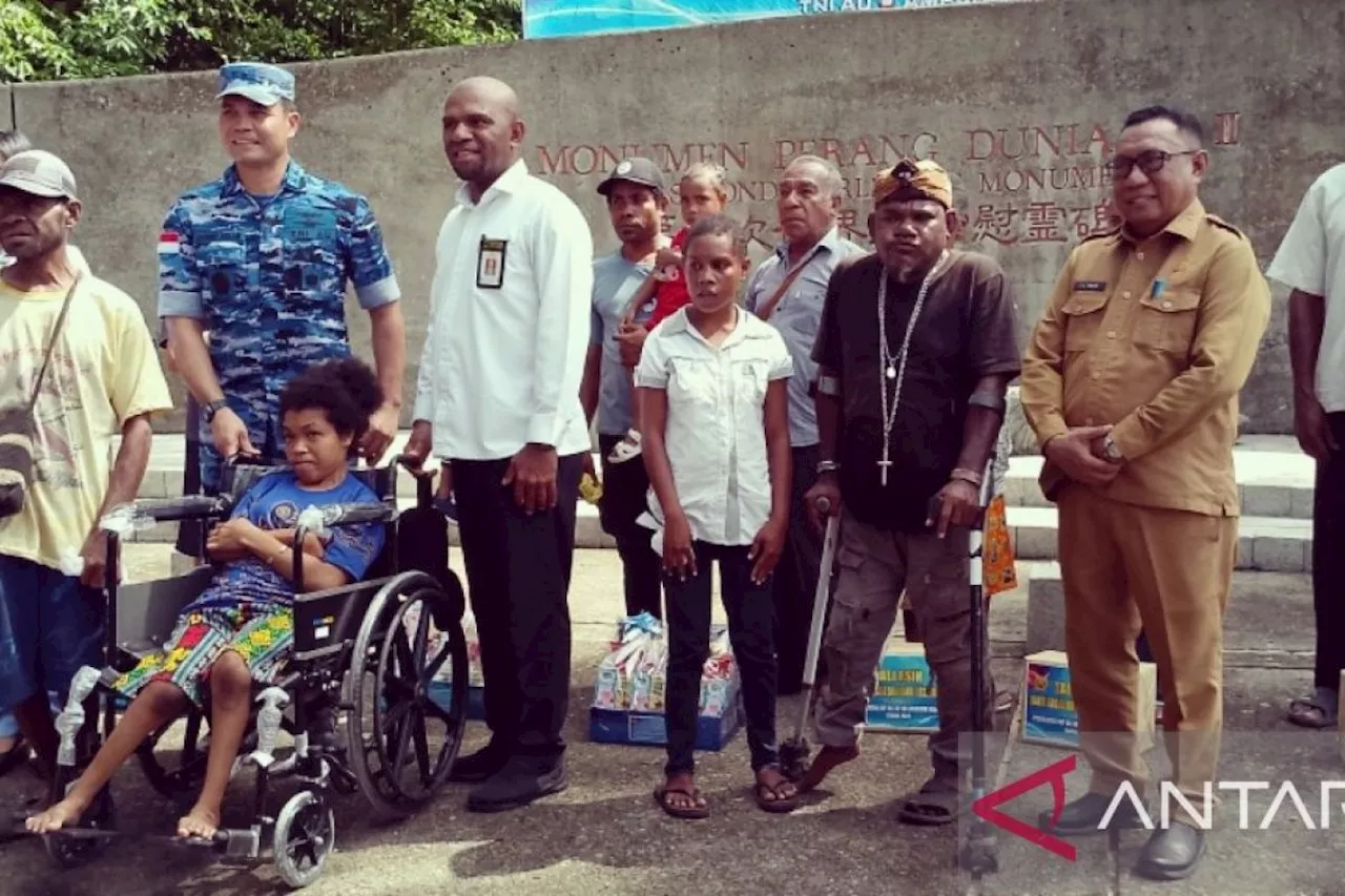 Kemensos salurkan paket bantuan kursi roda dan tongkat disabilitas di Biak