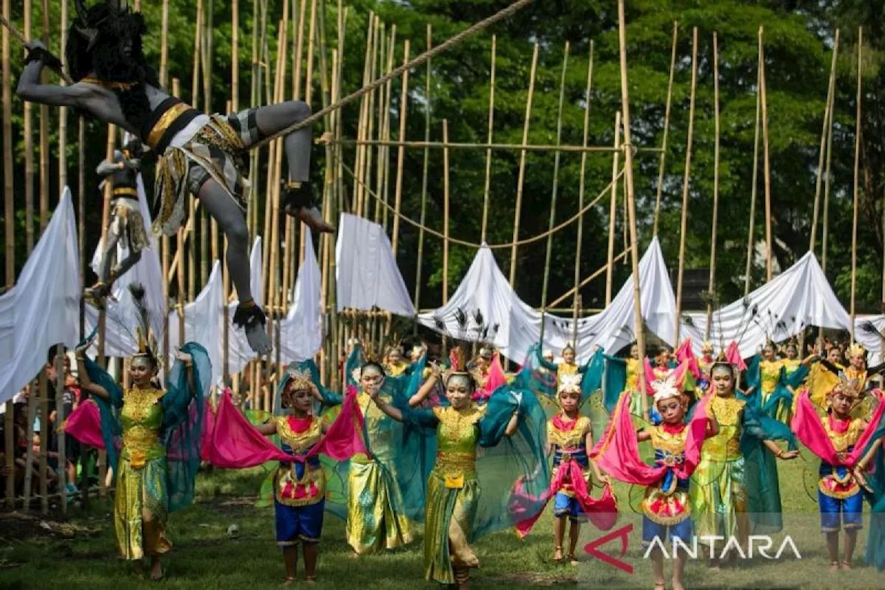 Pementasan tari darma pashutaya memperingati Hari Tari Sedunia di Solo