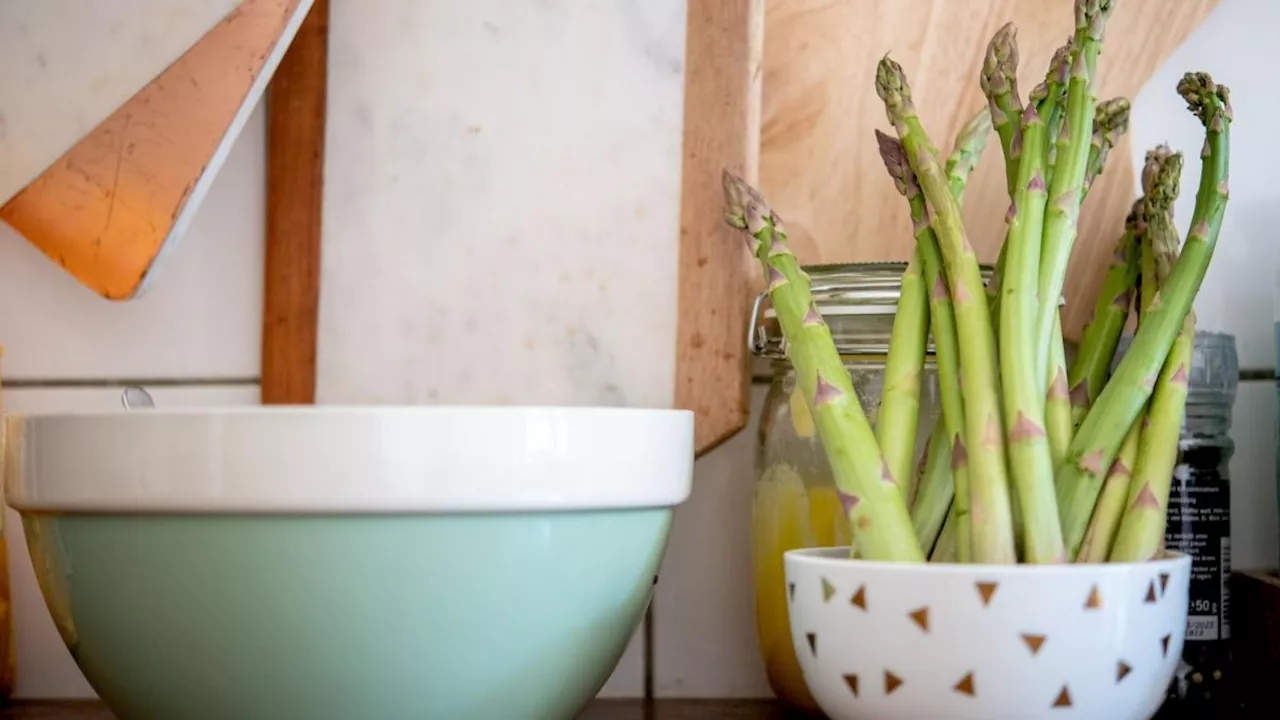 Stangen in Wasser: Grüner Spargel mag's wie ein Blumenstrauß