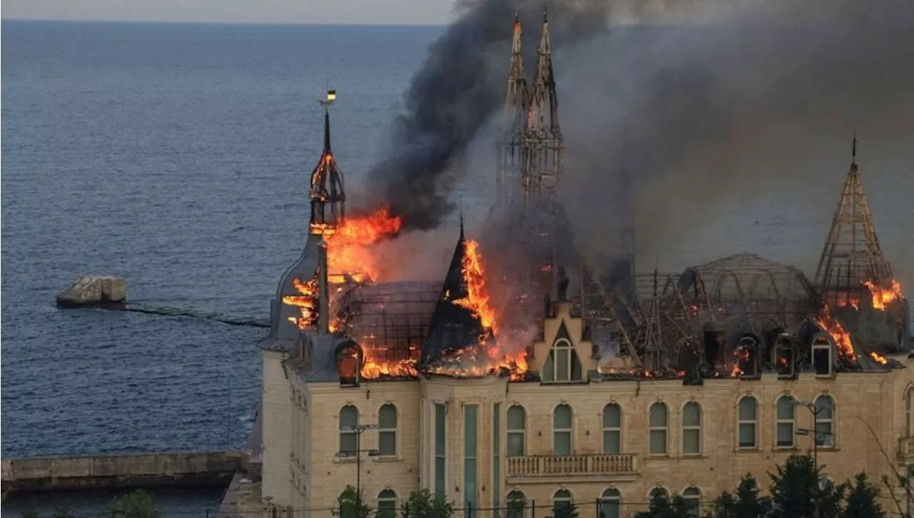 Civile dræbt og ikonisk bygning i brand efter bombeangreb i Odesa