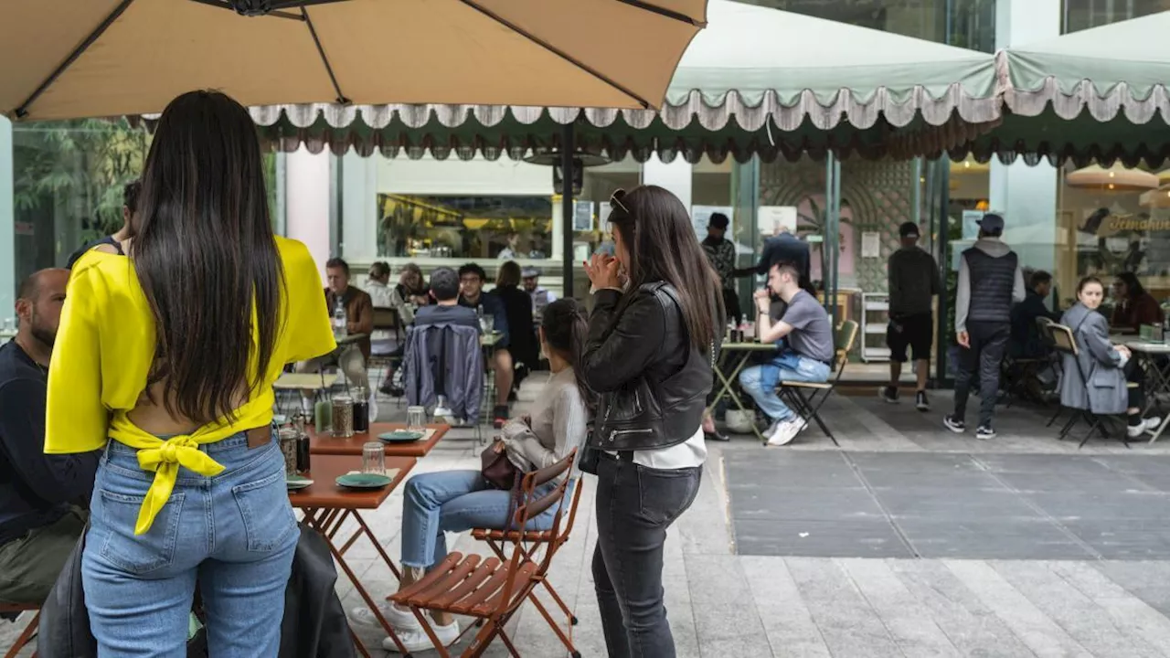 Pausa pranzo, le abitudini degli italiani: boomer al ristorante, «GenZ» davanti al computer. La «schiscetta»? Più al Sud