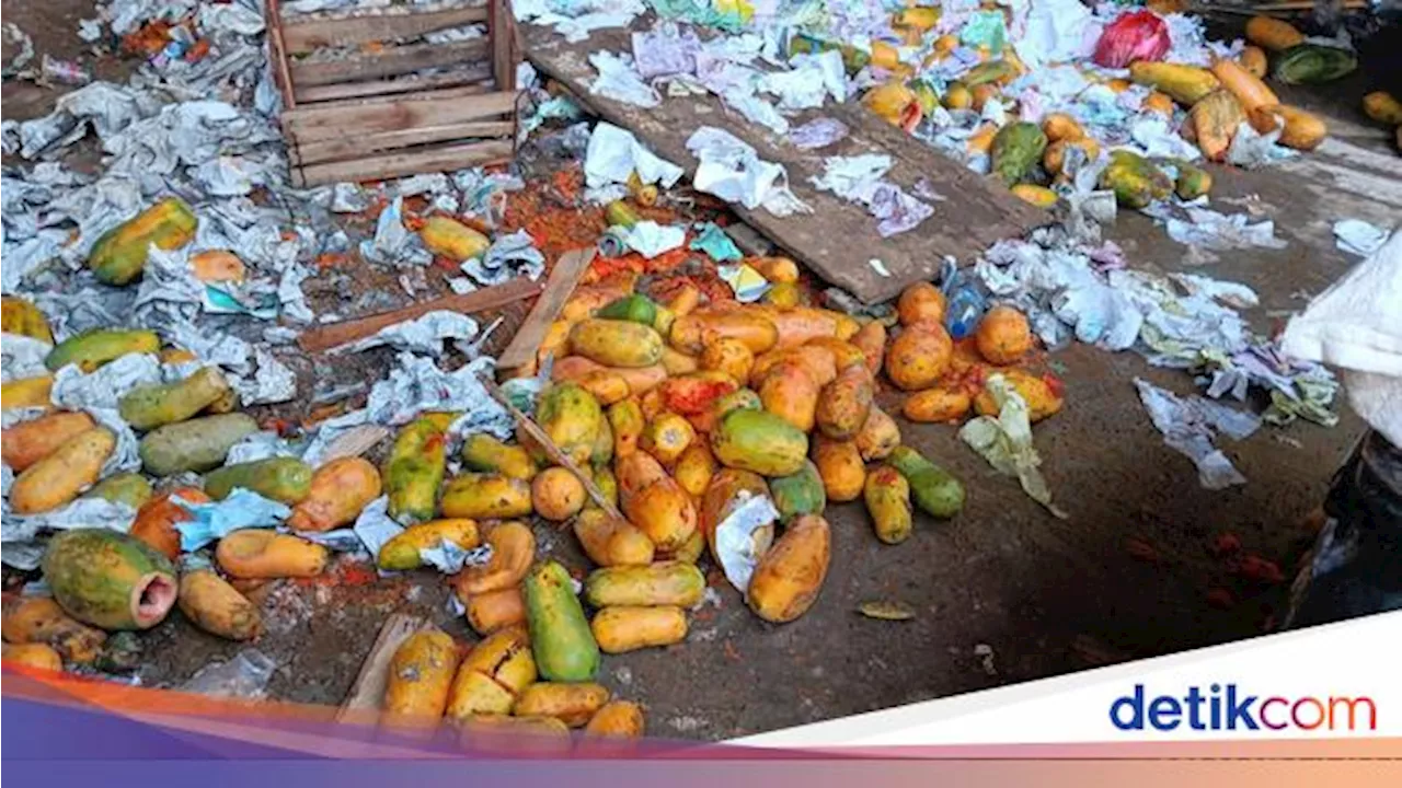 Fenomena Pepaya Busuk Berserakan di Pasar Induk Kramat Jati, Ada Apa?