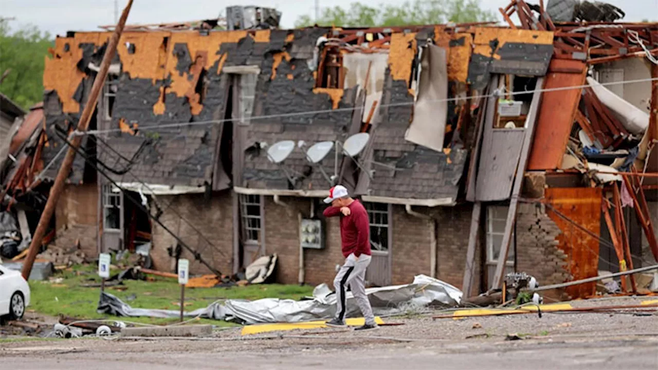 Powerful tornadoes ravage US central states, killing at least five people