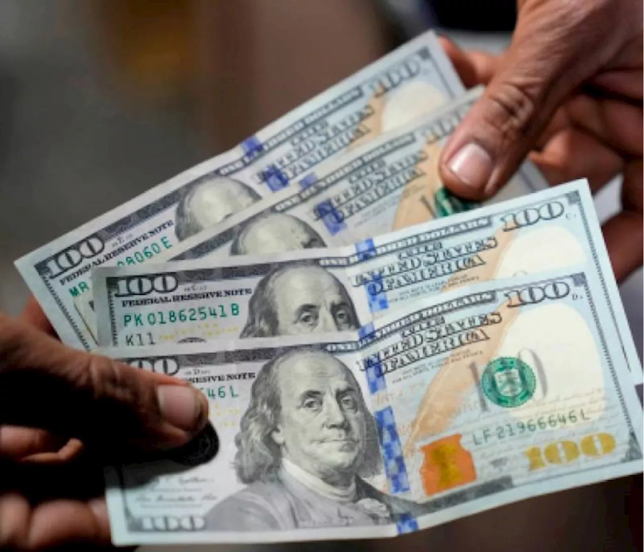 Dólar abre a la baja mientras espera las reuniones de bancos centrales