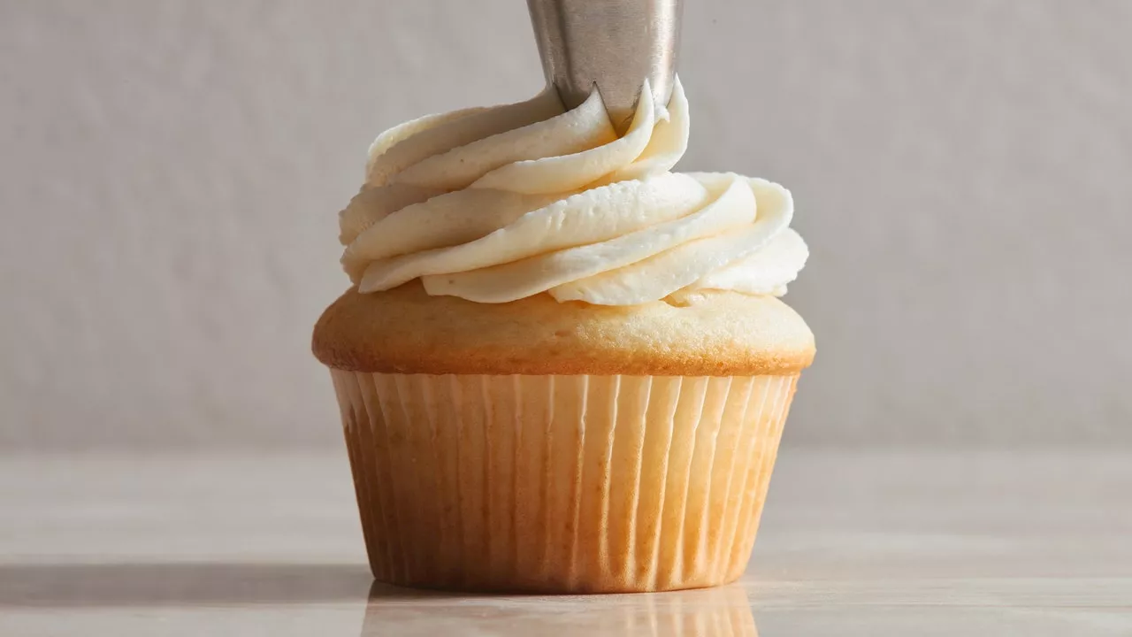 Super Easy Vanilla Cupcakes