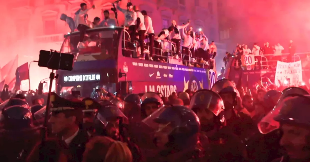 Festa scudetto dell’Inter, bagno di folla per i giocatori sul bus scoperto in piazza Duomo