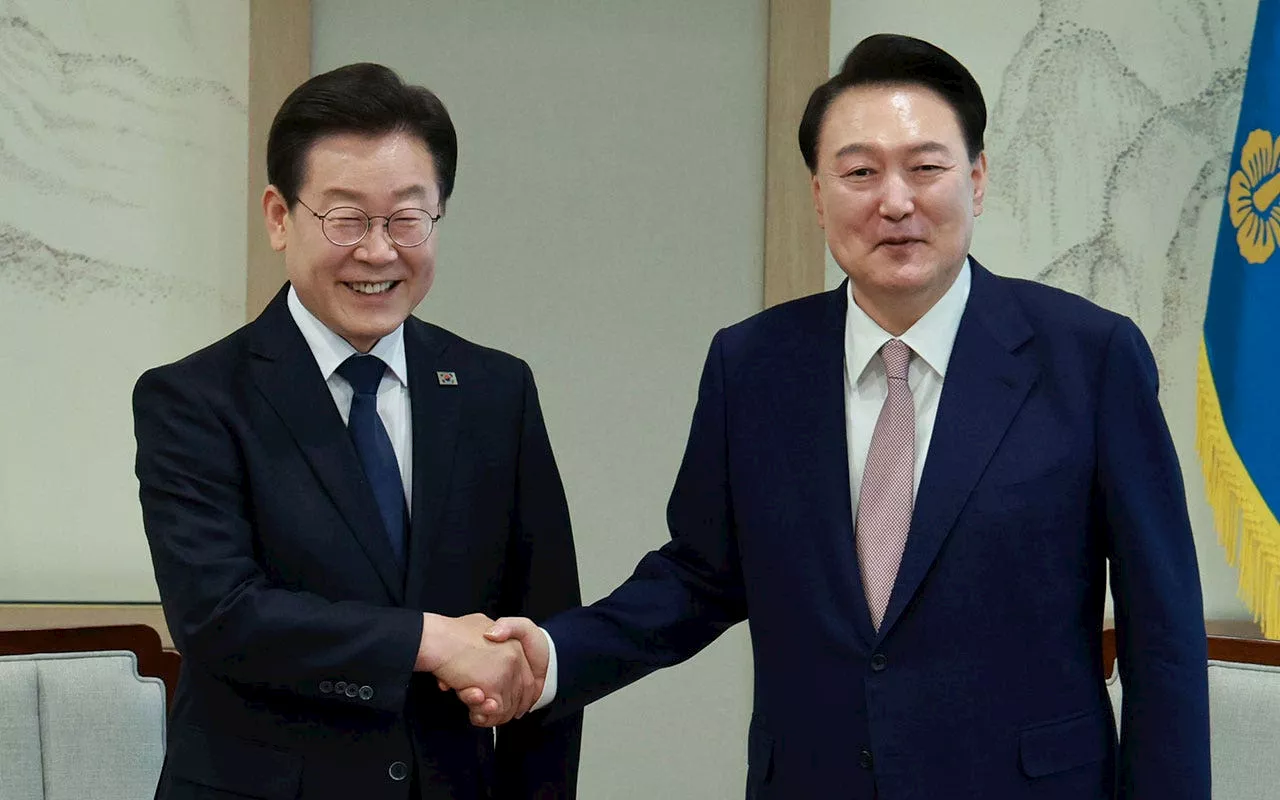 South Korean opposition leader pushes president to accept investigation of wife, top officials