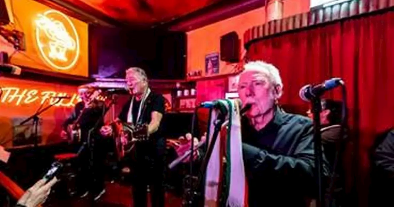 Wolfe Tones surprise fans with secret intimate gig in famous London pub