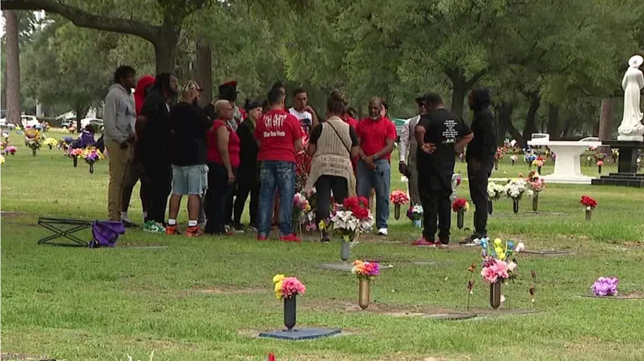 Family holds memorial at gravesite of man shot, killed by Houston police officer 2 years ago