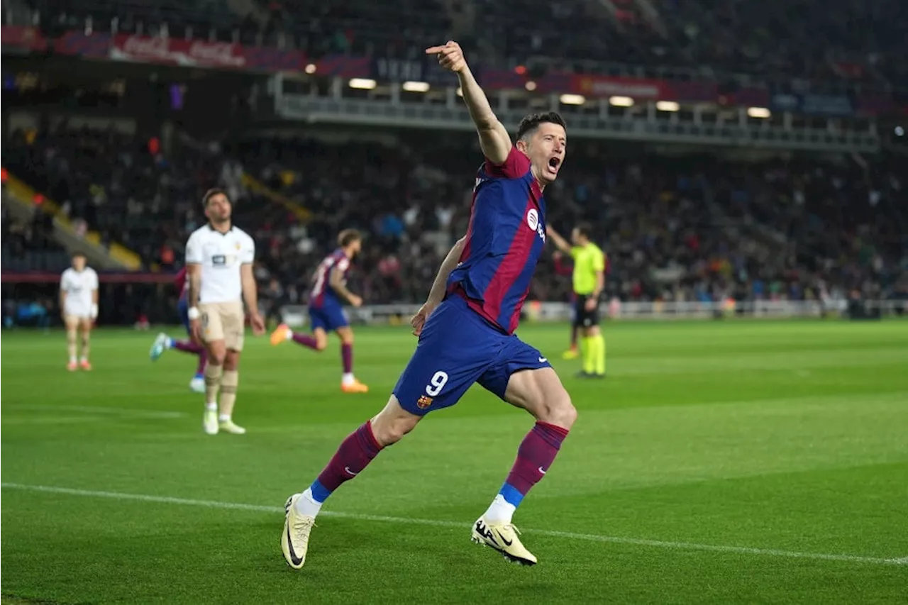 Lewandowski hat-trick helps Barca bounce back