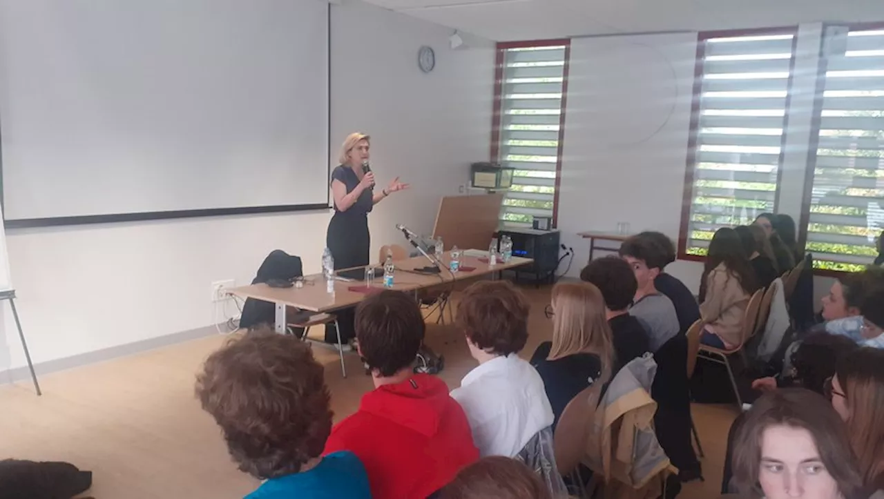 Julie Gayet séduit son auditoire au collège Olympe de Gouges et au lycée Michelet