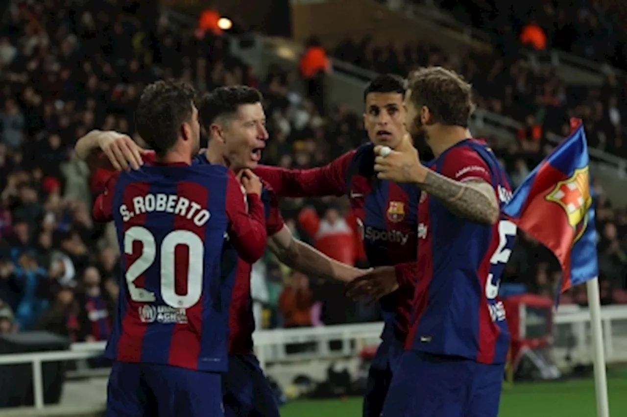 Lewandowski hat-trick leads Barca to 4-2 win over 10-man Valencia