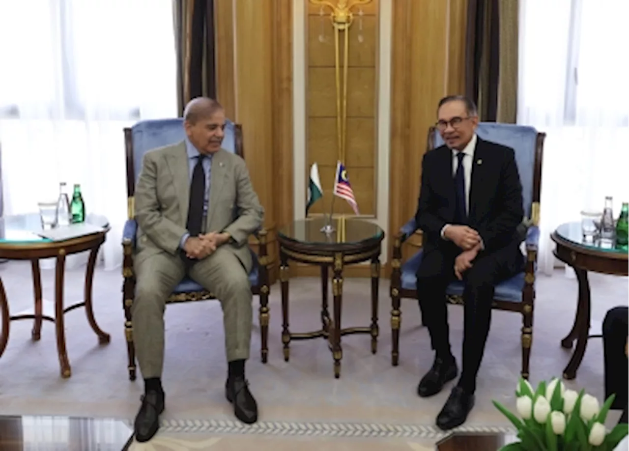 PM Anwar meets Pakistani counterpart, Turkiye foreign minister