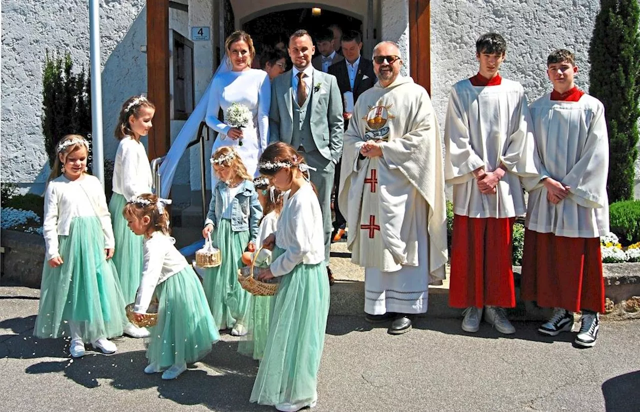 Michael und Eva-Maria Schönberger wählten für das Jawort die Filialkirche Sankt Ulrich in Wetterfeld