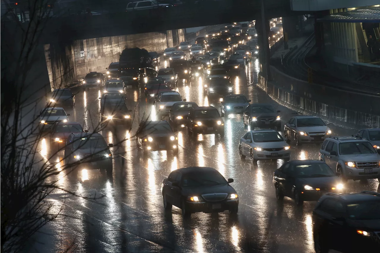 Flood advisory issued for parts of Chicago area as heavy rain leads to wet, slippery commute