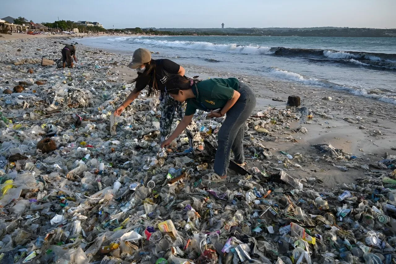 G7 to commit to reducing plastic production: French ministry