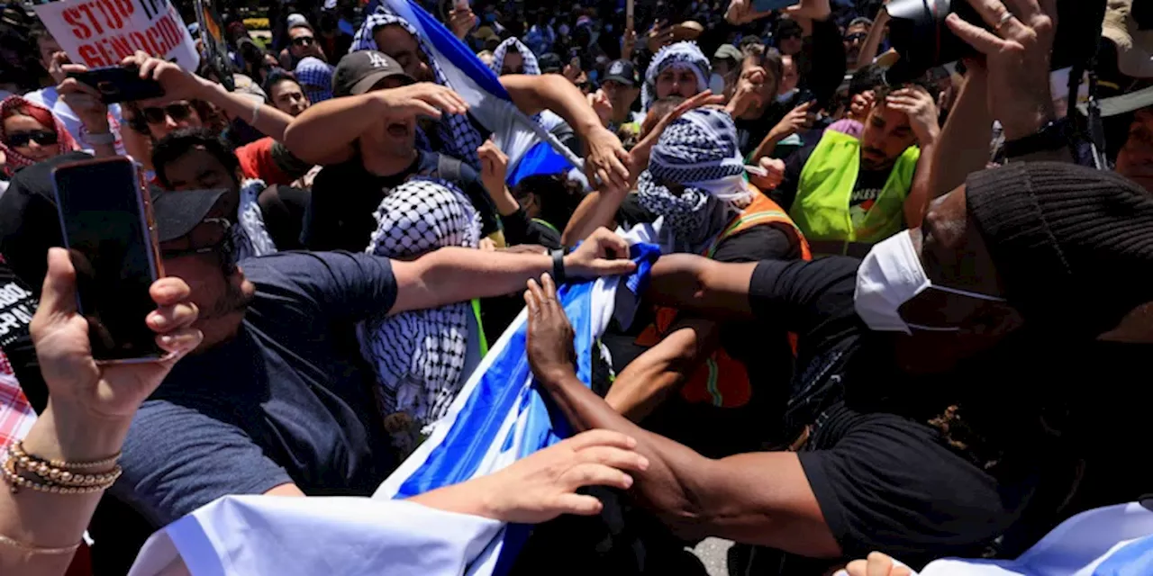 Mahasiswa AS Pro-Palestina Bentrok dengan Pendukung Israel di UCLA