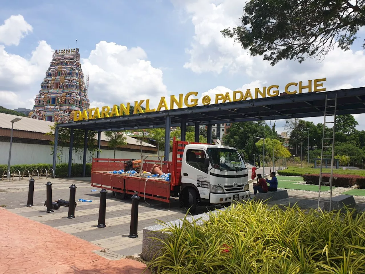 New Dataran Klang@Padang Chetty name being installed on archway