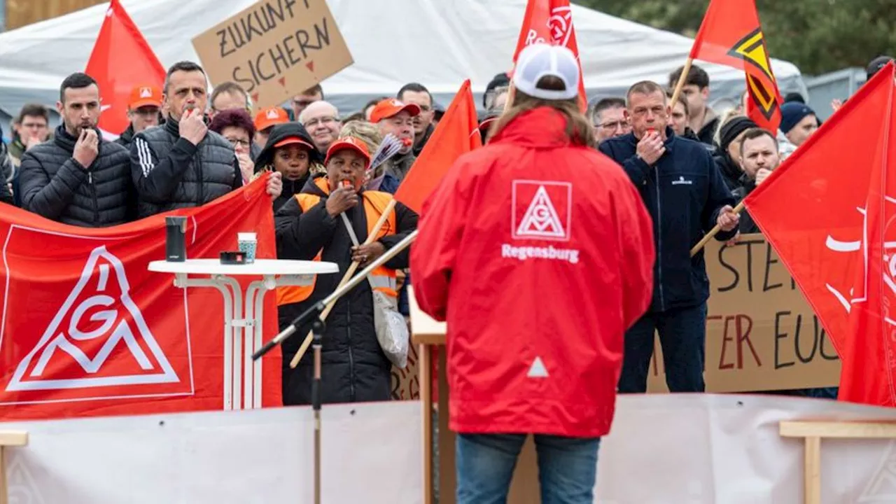 Tarifstreit: Unbefristeter Streik bei Industriebetrieb dauert an