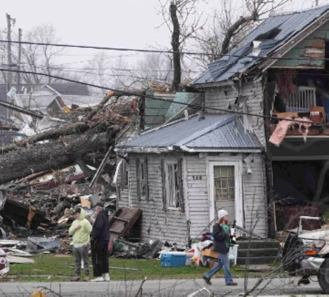 Dozens of tornadoes plow central US, at least 5 killed
