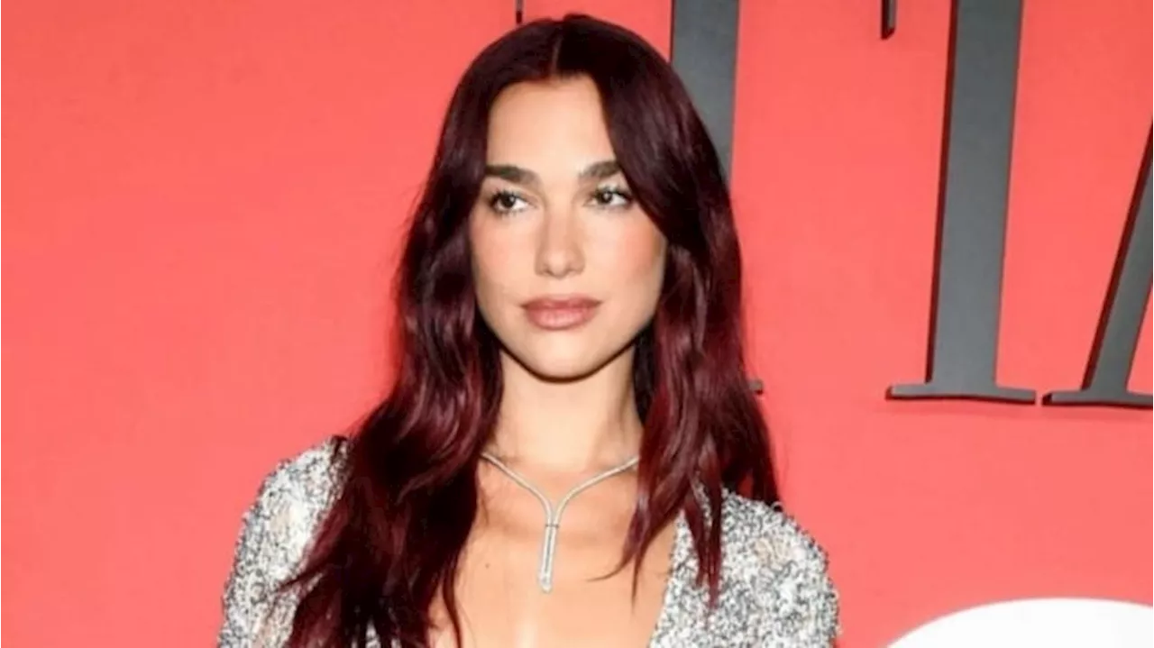 5 Potret Dua Lipa Pancarkan Kekuatan Bintang dalam Lacy Ensemble di Time 100 Gala