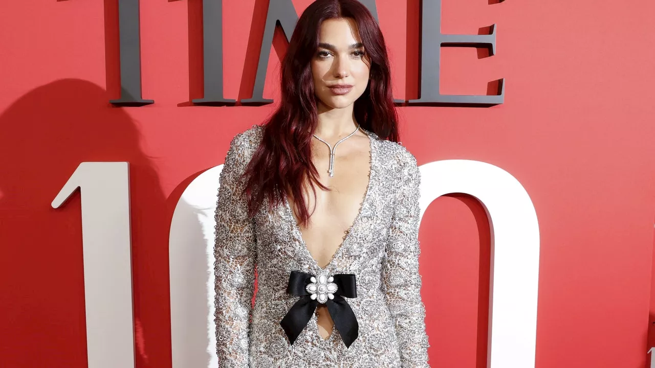 Dua Lipa come Jane Birkin: l'abito ricorda il crochet dress