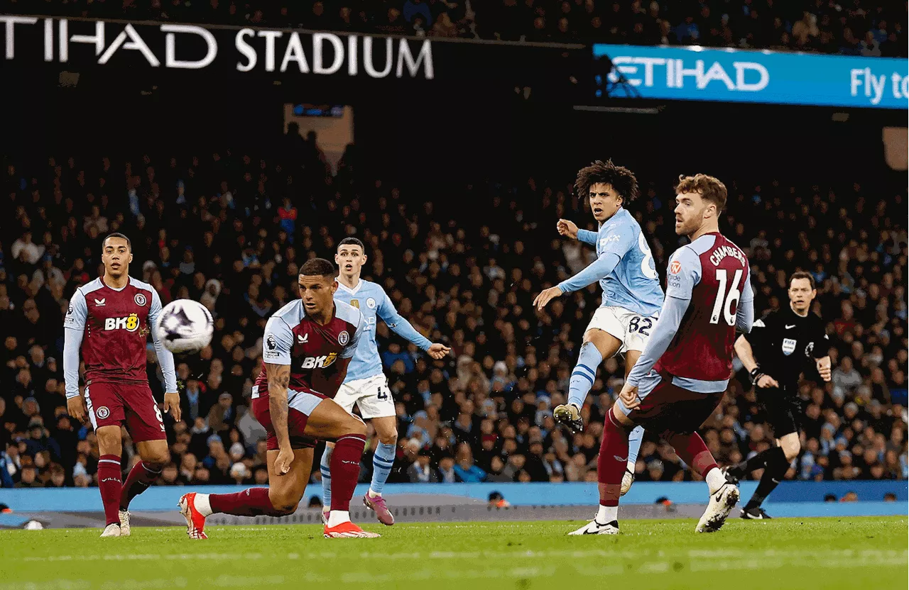 ثلاثية فودن تبقي مانشستر سيتي في السباق على لقب الدوري الإنجليزي