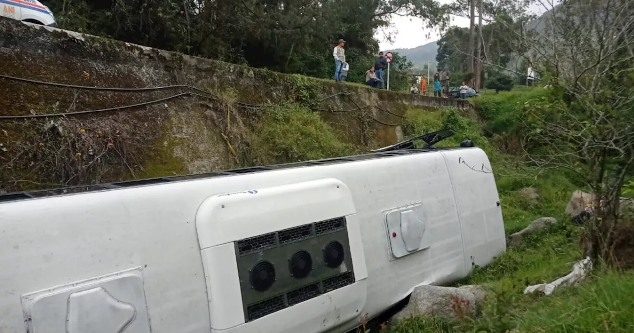 Bus de servicios especiales se volcó en el Alto de Matasanos, Antioquia; hay 4 heridos