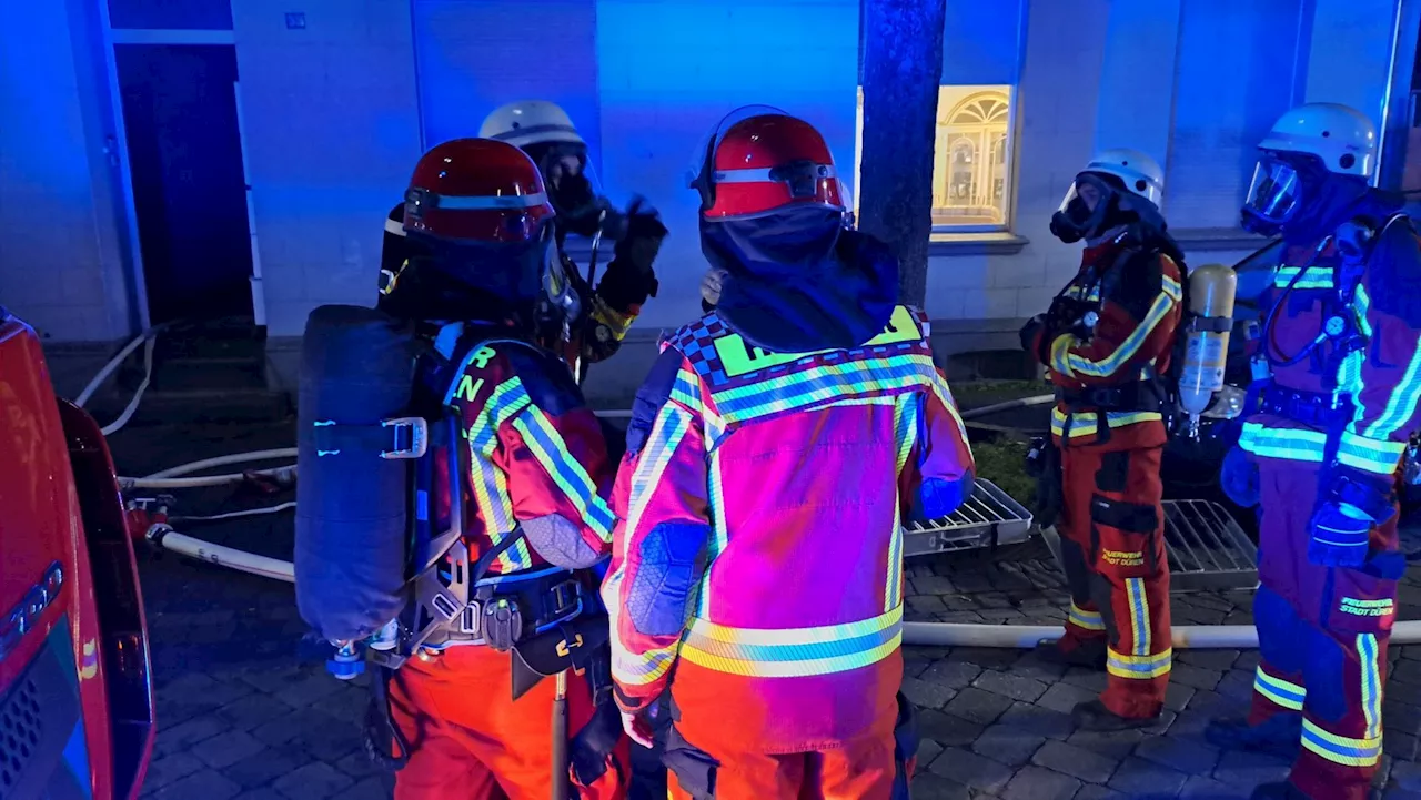 Mehrere Personen durch Kellerbrand bedroht - Person springt aus Fenster