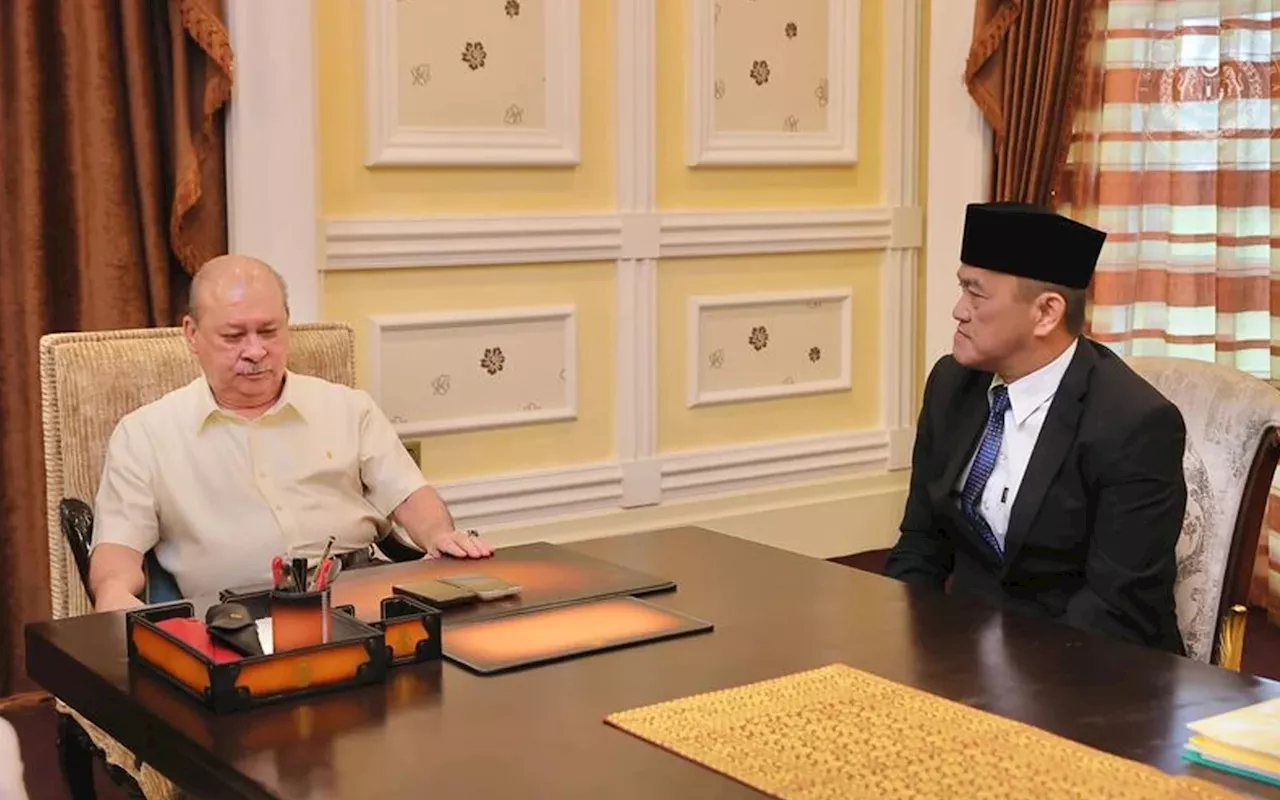 KK Mart founder meets king to apologise for socks fiasco