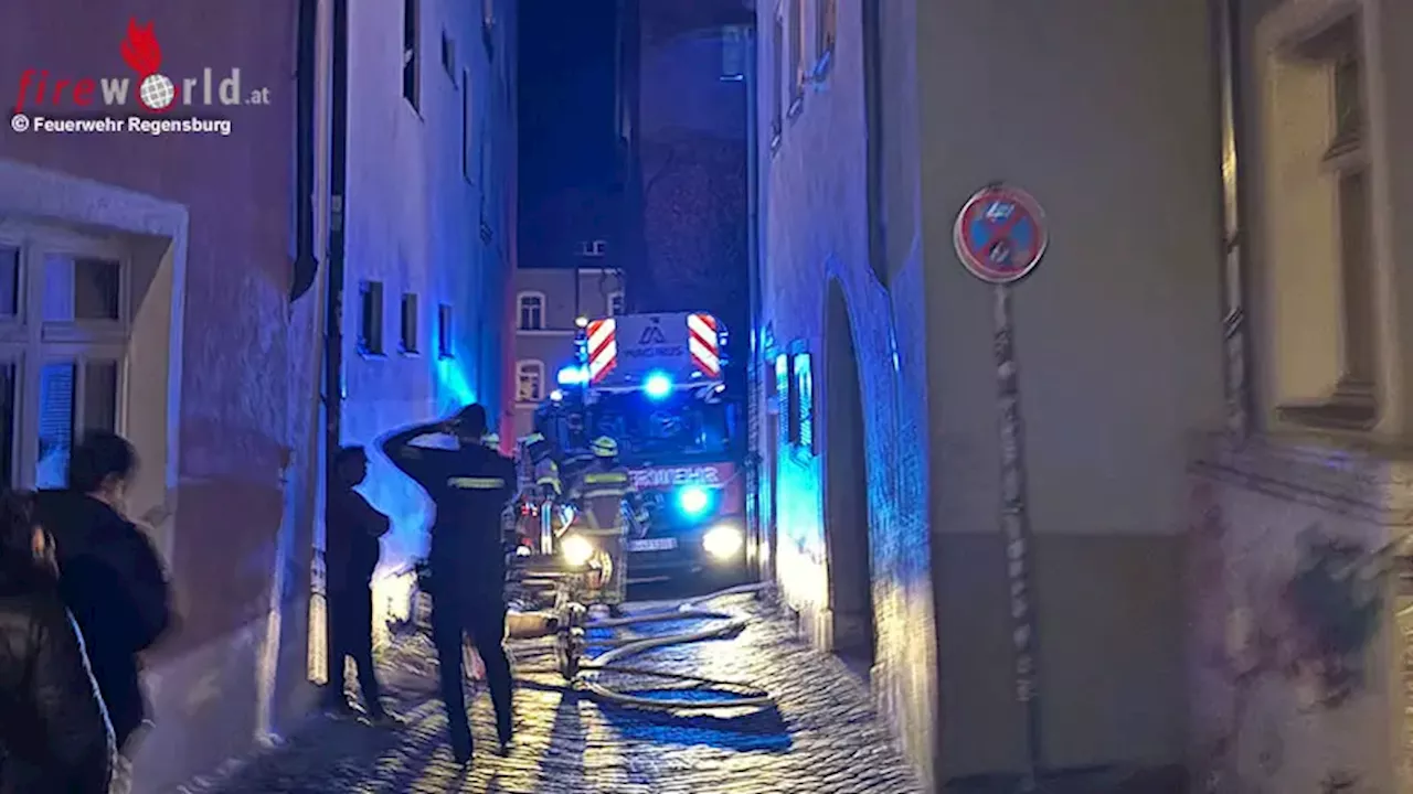 Bayern: Zwei Personenrettungen und Drehleiter-Platzierung in enger Gasse bei Küchenbrand in Regensburg