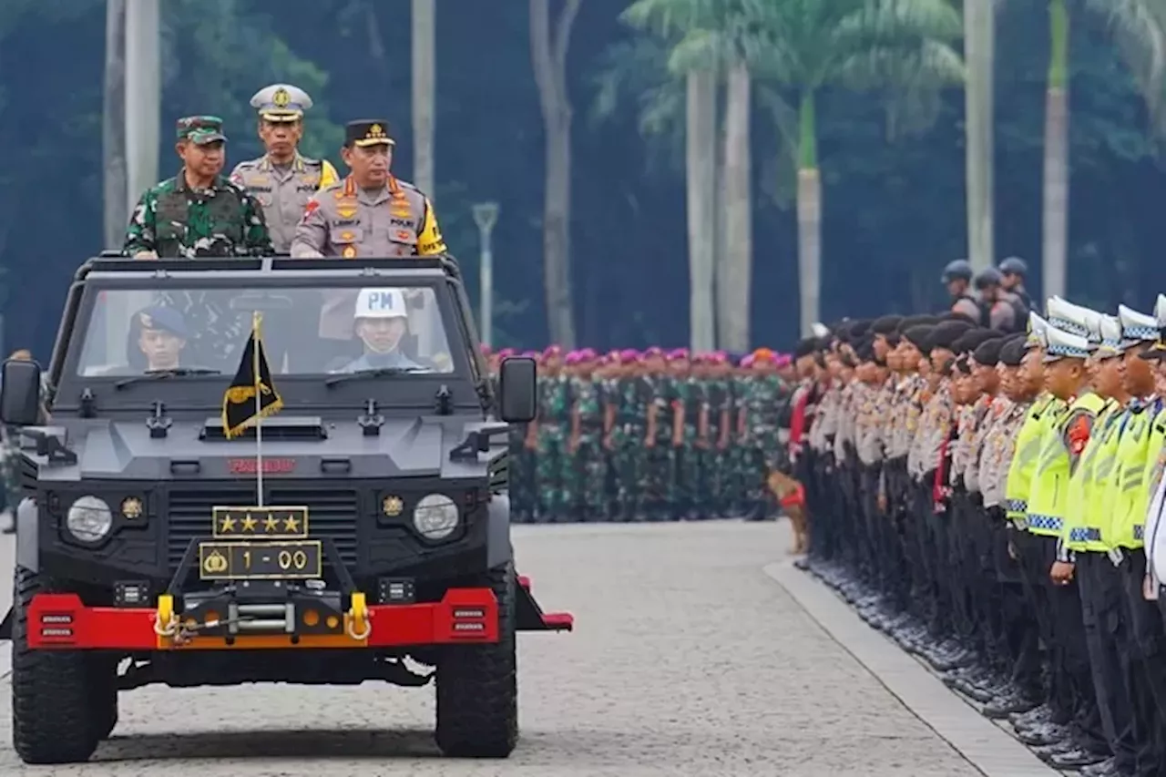 Kapolri dan Panglima TNI Memeriksa Pasukan dalam Apel Gelar Pasukan Operasi Ketupat Tahun 2024