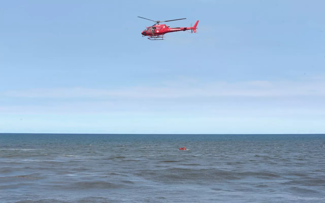 Após 60h, bombeiros seguem buscas por homem desaparecido no mar de São Conrado