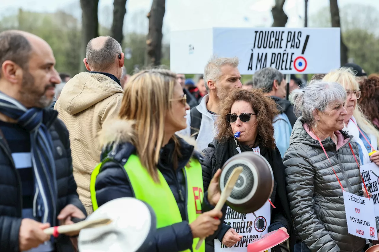 'Touche pas à ma poêle': les salariés de Seb mobilisés contre la loi sur les PFAS