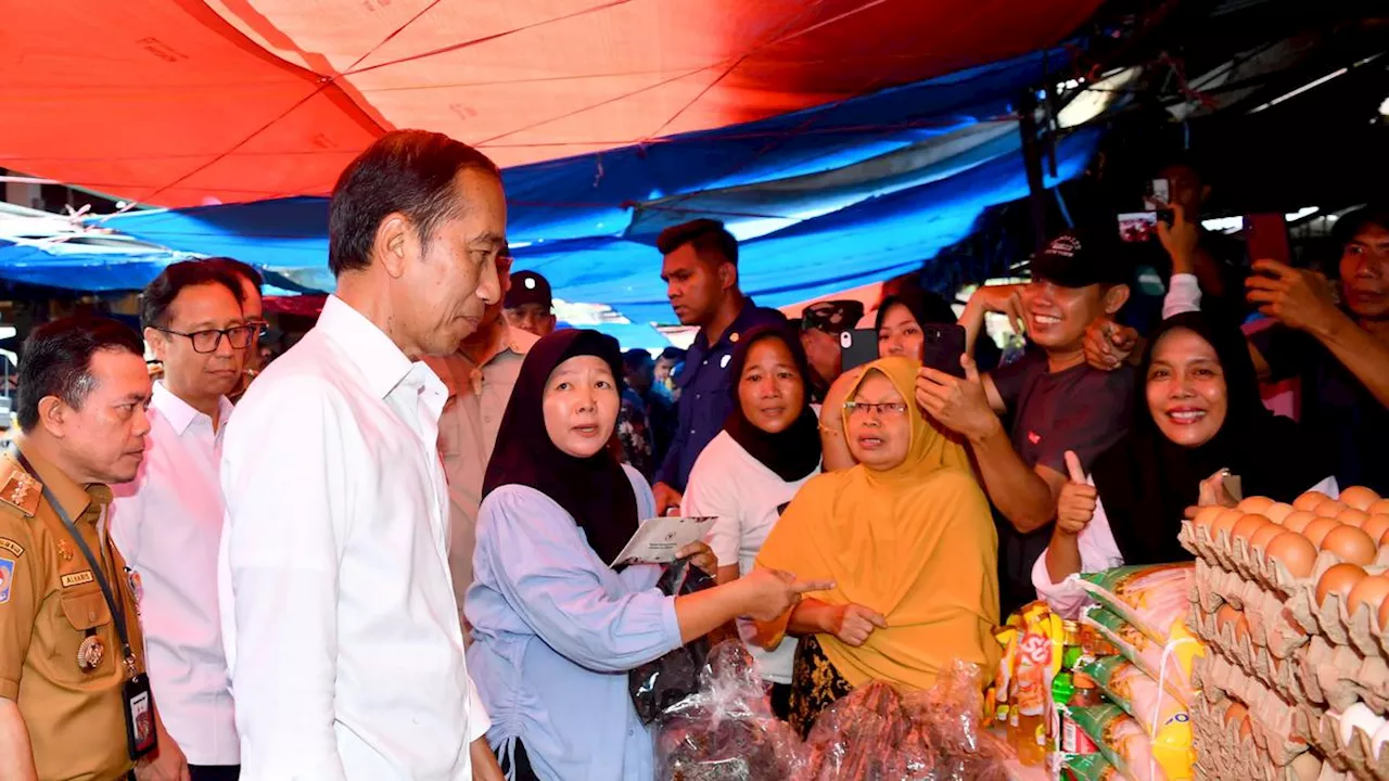 Tinjau Pasar Tanjung Bungur Jambi, Jokowi Pantau Harga dan Stok Beras